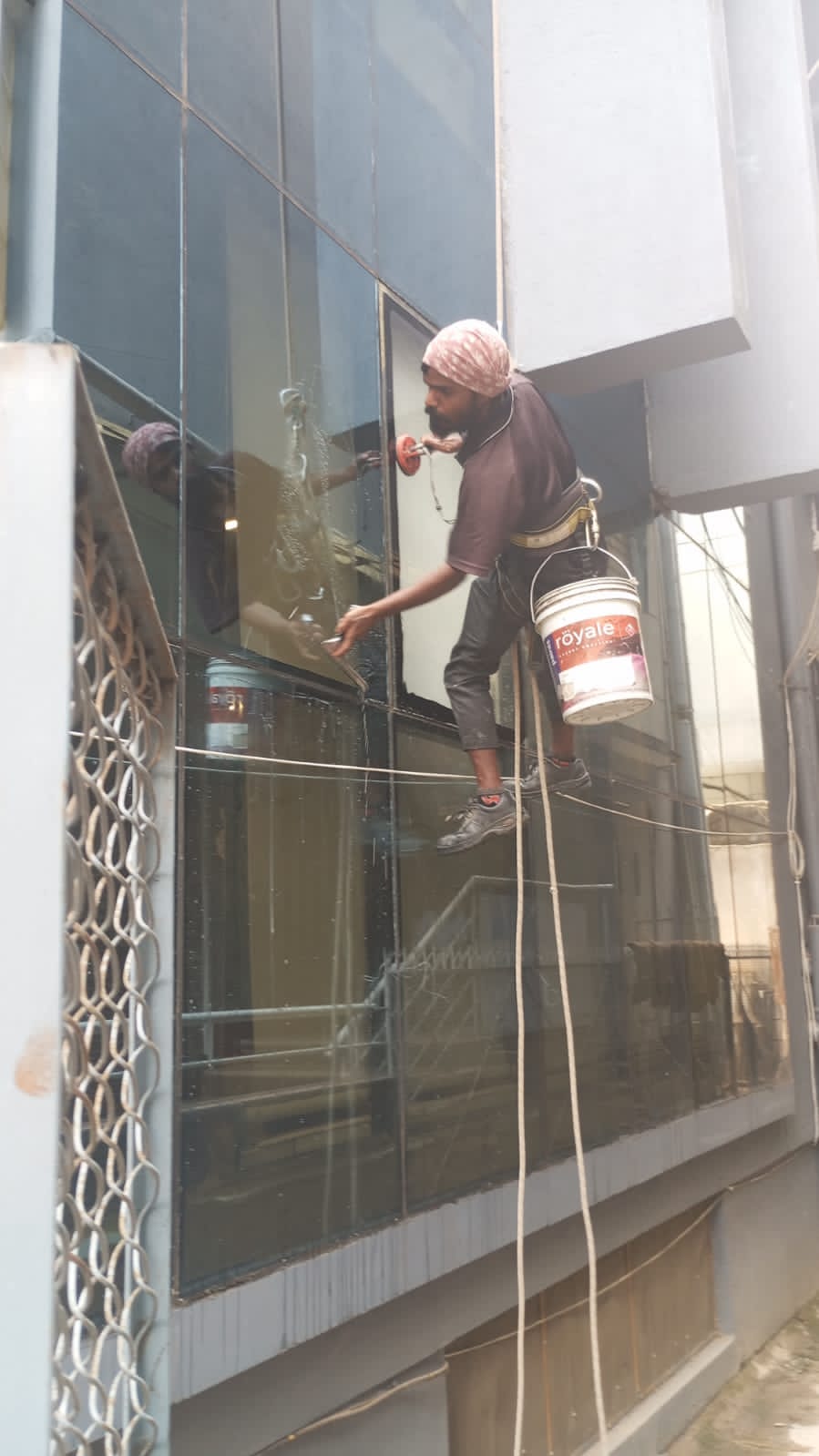 Rope access glass cleaning on multi-floor building